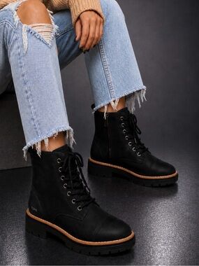 TOMS Black Combat Lug Sole Ankle Boots Lace Up Side Zip Womens Size 7 Like New